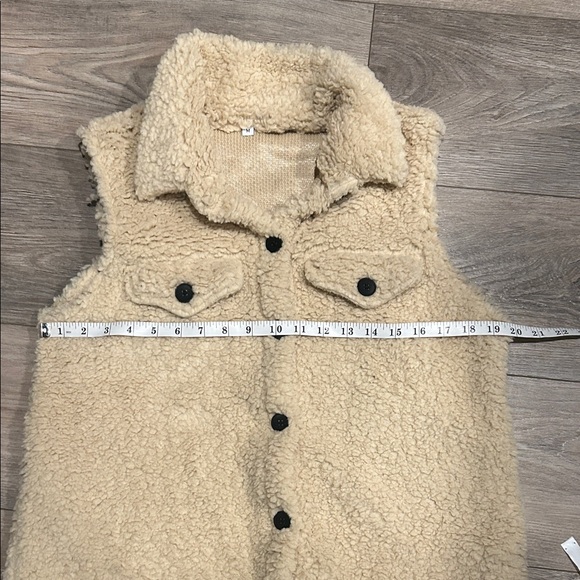 NWOT Sherpa Vest with Black Buttons Size M - Picture 6 of 9